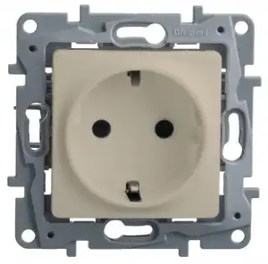 купить Розетка 1-м СП Etika 16А IP31 250В 2P+E с заземл. защ. шторки немецк. стандарт винтов. клеммы механизм сл. кость Leg 672322