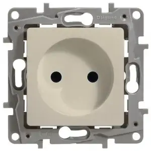купить Розетка 1-м СП Etika 16А IP31 250В 2P без заземл. защ. шторки немецк. стандарт винтов. клеммы механизм сл. кость Leg 672334