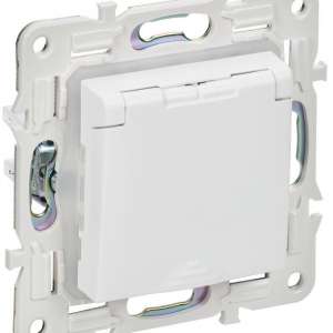 купить Розетка 1-м SKANDY 16А IP44 с заземл. защ. штроки с крышкой SK-R11W арктич. бел. IEK SK-R16-16-44-K01