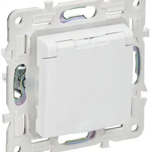 купить Розетка 1-м SKANDY 16А IP44 с заземл. защ. штроки с крышкой SK-R11W арктич. бел. IEK SK-R16-16-44-K01