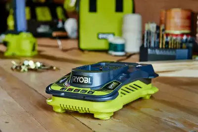 ONE + / Зарядное устройство RYOBI RC18150 наличный и безналичный расчет