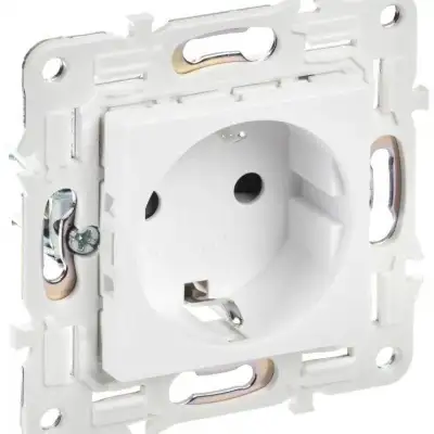 Розетка SKANDY 16А с заземл. защ. штроки б/к SK-R06W арктич. бел. IEK SK-R14-16-1-K01 наличный и безналичный расчет