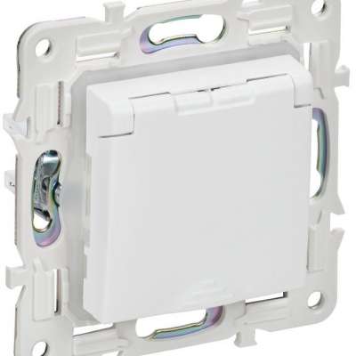 Розетка 1-м SKANDY 16А IP44 с заземл. защ. штроки с крышкой SK-R11W арктич. бел. IEK SK-R16-16-44-K01 наличный и безналичный расчет