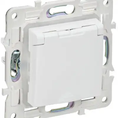 Розетка 1-м SKANDY 16А IP44 с заземл. защ. штроки с крышкой SK-R11W арктич. бел. IEK SK-R16-16-44-K01 наличный и безналичный расчет