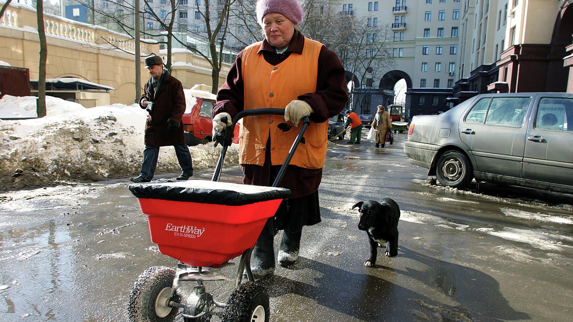 Преимущества тележки-распределителя для посыпки дорог солью и песком